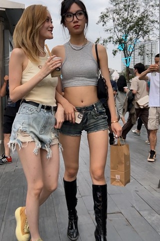 街拍短牛皮靴小蛮腰美眉（视频版）