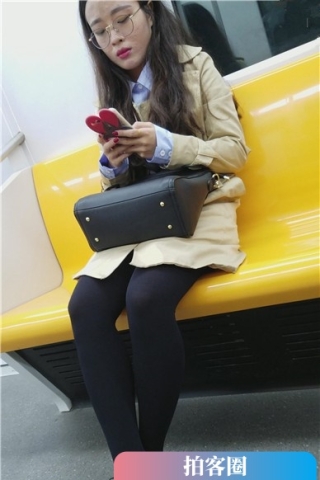 查看完整内容：4k-地铁上偶遇圆框银镜黑丝美眉。（视频版） - 共6张图片