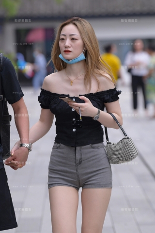 查看完整内容：一字肩热裤女友 - 共19张图片