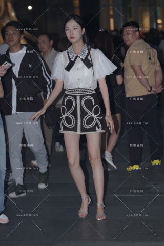 街拍美腿长腿女生