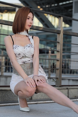 白热裤高跟美女【原图+视频】