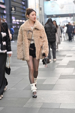 街拍黑丝波点丝袜小姐姐（完整版）