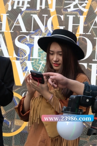 查看完整内容：4K - 性感美腿街拍时尚美女 [2.10 GB/MP4]（视频版） - 共10张图片