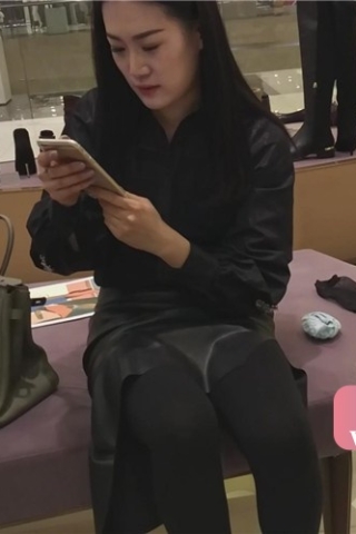 黑丝美足妹子鞋店试鞋，脚太漂亮啦（视频版）