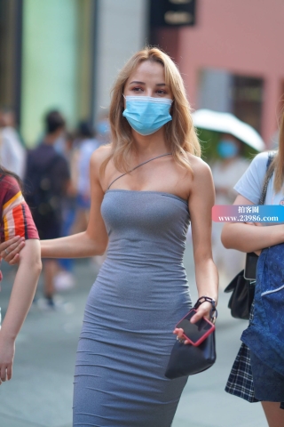 街拍性感抹胸裹臀裙美妞