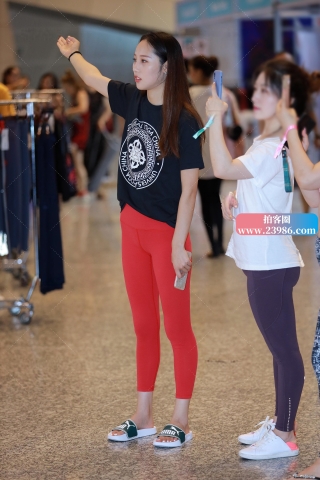 ★九分红色瑜伽裤美女