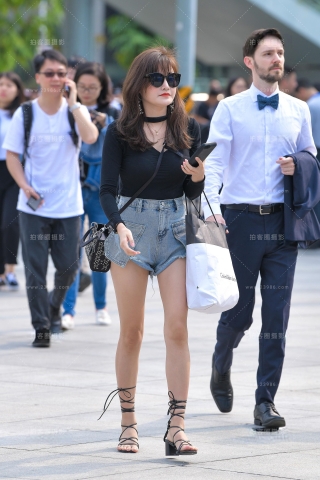 【视觉冲击赛贴】热裤美腿走楼梯~