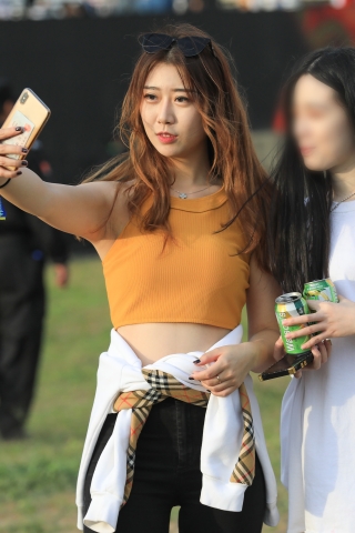 【凯恩赛贴】大眼紧牛美眉 不需任何点缀 尽显女人味