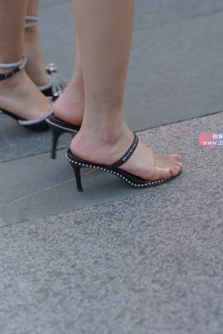 街拍大长腿美女