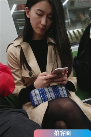 地铁上拍摄黑丝美腿性感女神姐姐（视频版）