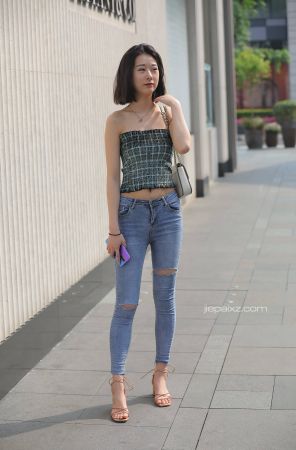 查看完整内容：街拍身材苗条的牛仔裤妹子 - 共22张图片