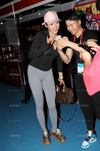 【欧阳幽明赛帖】灰色紧身提臀裤美女