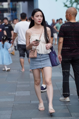街拍牛仔裙美腿美姐