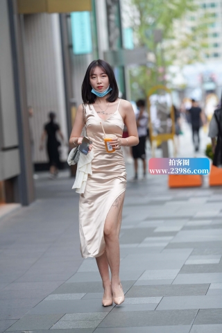 街拍米色高跟鞋美眉