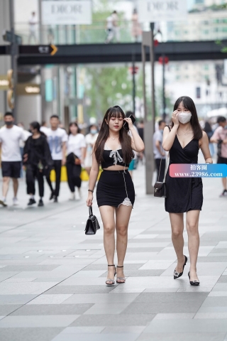 搭讪街拍短裙美女姐妹