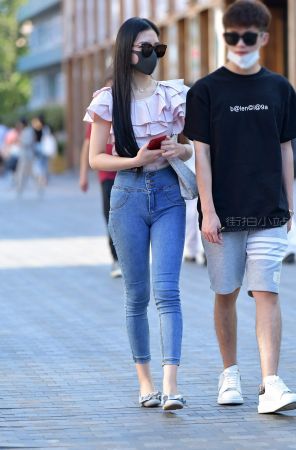 查看完整内容：蓝色紧牛美眉 - 共16张图片