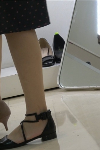 4k-斑点连衣裙街拍美女鞋店试高跟鞋 （视频版）