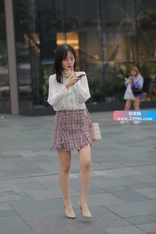 超级甜美的白色雪纺衫、短裙小姐姐