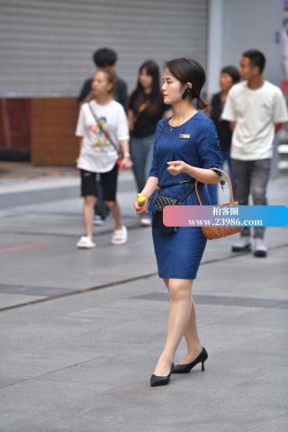 街拍娇小苗条的通勤装美眉