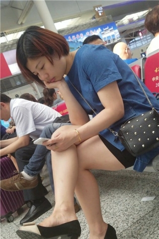 查看完整内容：4K-性感鱼嘴高跟鞋街拍短裙美腿小姐姐（视频版） - 共6张图片