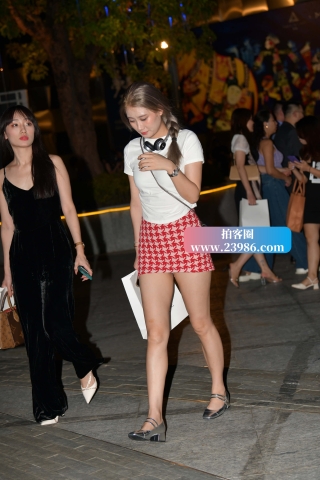 格子超短裙美腿美眉，【春光乍......】