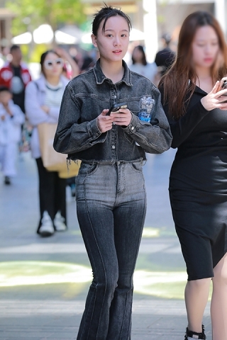 灰色牛仔裤美女【原图+视频】
