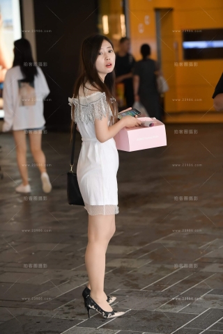 街拍拿着礼物的高跟美女