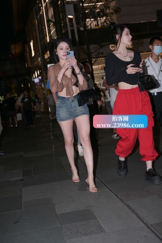 夜拍牛仔短裙大长腿美女