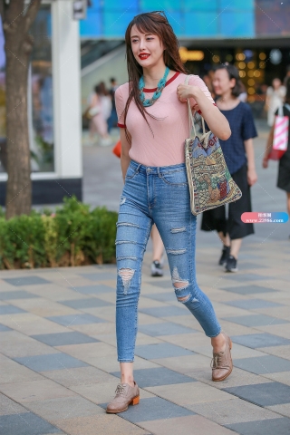 牛仔裤高挑美女