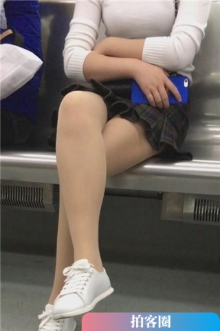 地铁拍摄肉丝美臀白鞋MM（视频版）