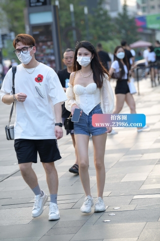 街拍青春气息热裤小姐姐