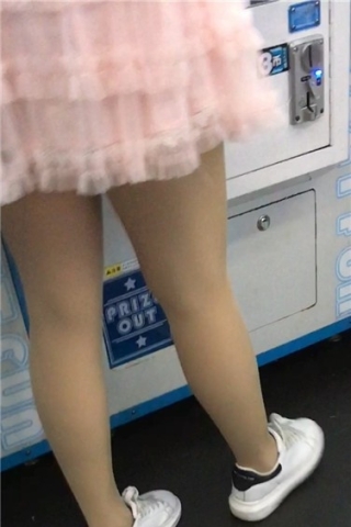 街拍粉裙丝袜可人小妹（视频版）