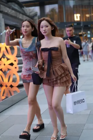 查看完整内容：短裙美腿闺蜜（完整版） - 共4张图片