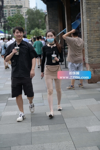 街拍气质大白腿，超短裙小姐姐