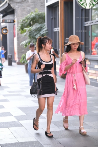 街拍短裙美女跟闺蜜