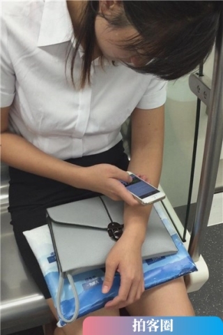 查看完整内容：地铁上的高跟OL白衬衫包臀裙美女偷偷的晾脚（视频版） - 共6张图片