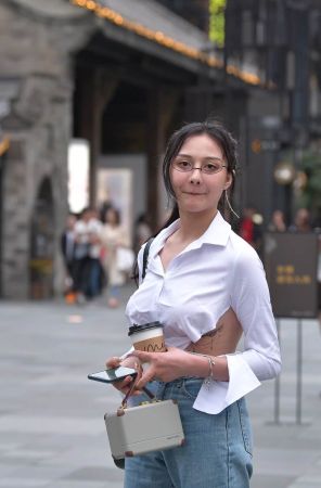 查看完整内容：白衬衫、牛仔裤美眉 - 共18张图片