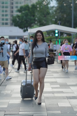 皮短裤性感高跟美女