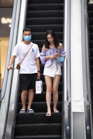 街拍白热裤香肩美眉