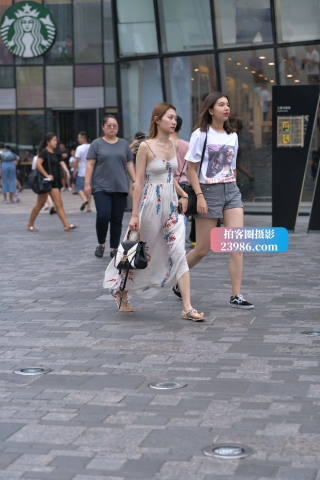 街拍吊带长裙小姐姐