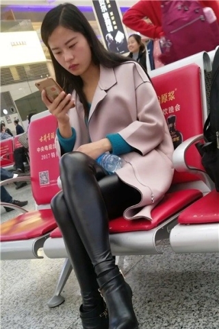 查看完整内容：4k-候车室玩手机的皮裤美女（视频版） - 共8张图片