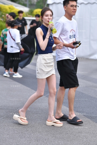 一双白白净净的玉zu小姐姐