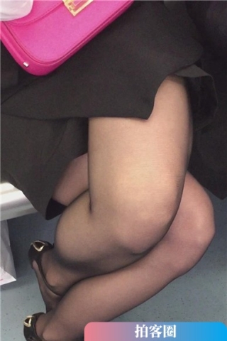 地铁拍摄黑丝美腿OL制服MM，腿腿盘得紧（视频版）
