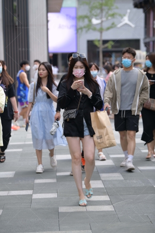 逛街购物的大白腿小姐姐