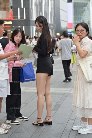 美腿黑色热裤小姐姐