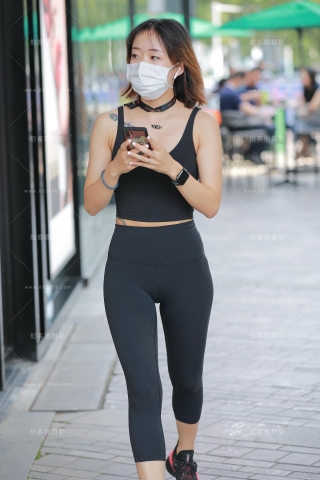 【玻璃街拍】黑色瑜伽裤小妹