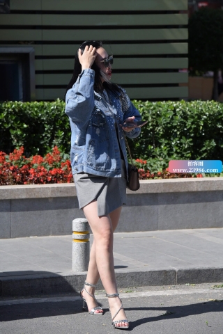 街拍白嫩精致的脚丫