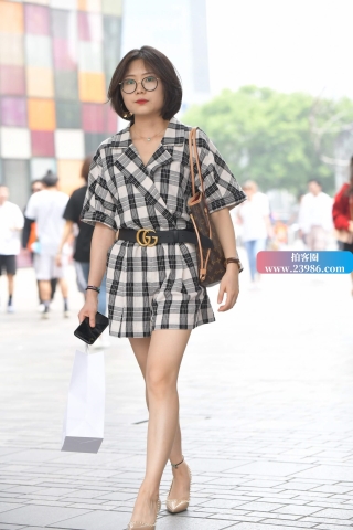 街拍米色高跟鞋眼镜妹