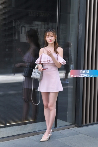 街拍粉色吊带裙知性美女姐姐