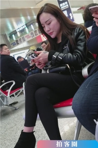 查看完整内容：4k-候车室拍摄紧身黑裤美腿大美女（视频版） - 共6张图片